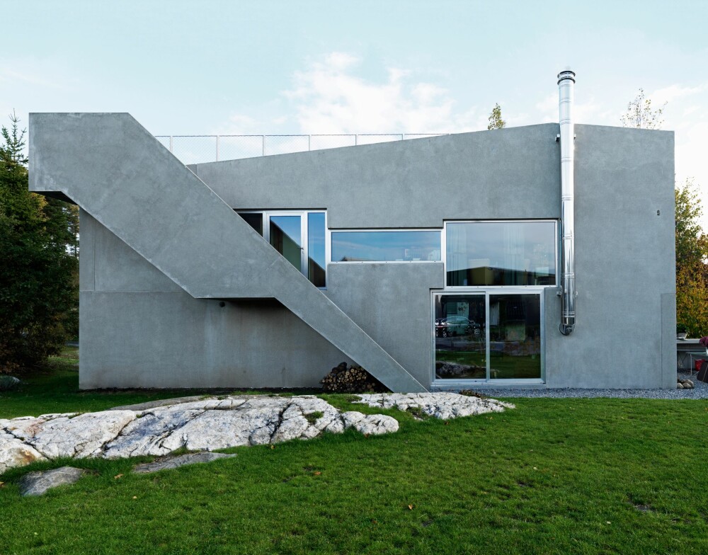 ASYMMETRISK: Vinduene og dørenes plassering understreker betongelementenes asymmetriske form. ASYMMETRISK: Vinduene og dørenes plassering understreker betongelementenes asymmetriske form.