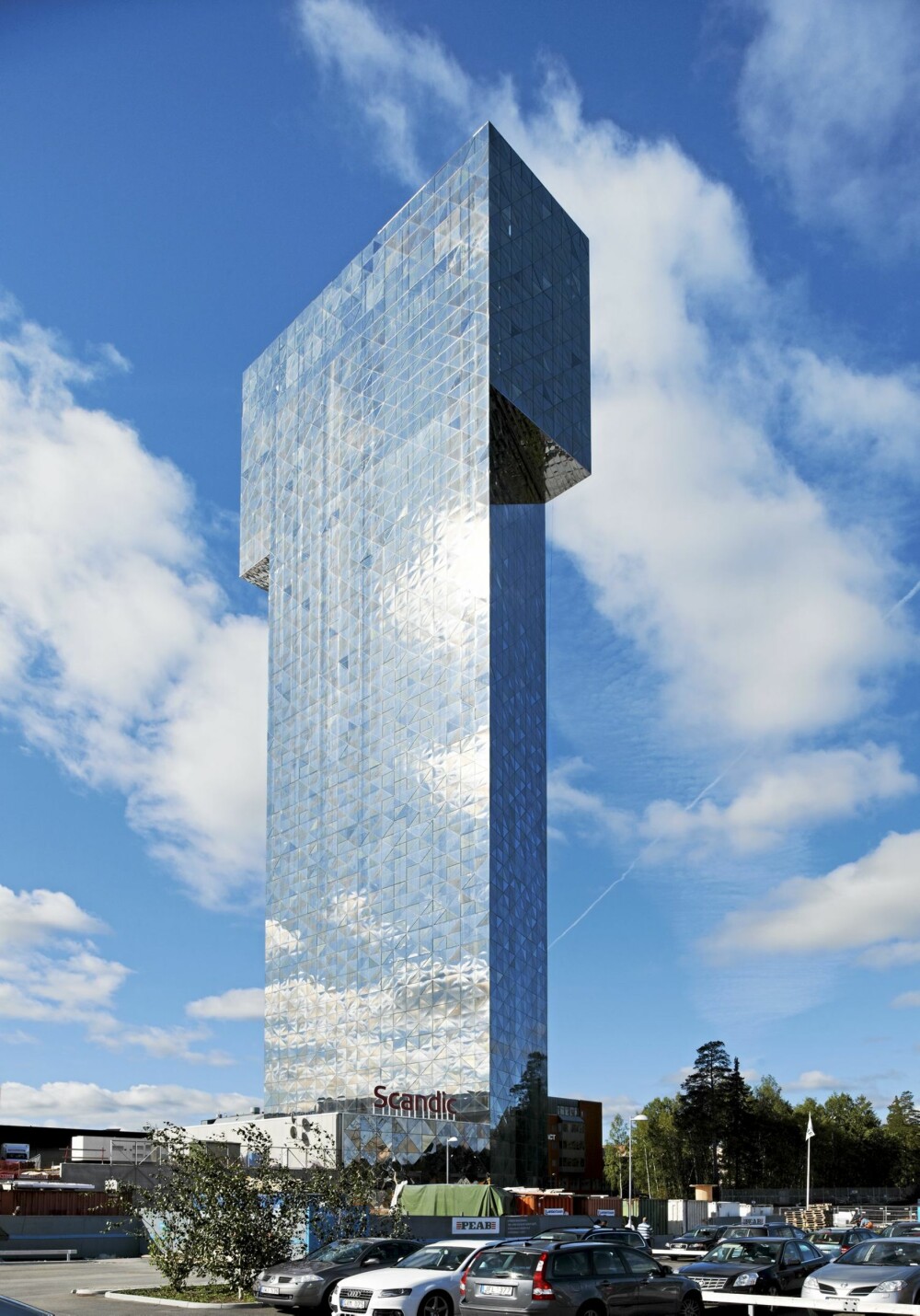 DIGGELO DIGGELEI: Alla tittar på mej. Over 8000 triangelformede vinduer er benyttet i bygget. Materialbruken er glass og stål som blir fargesatt av himmelen.