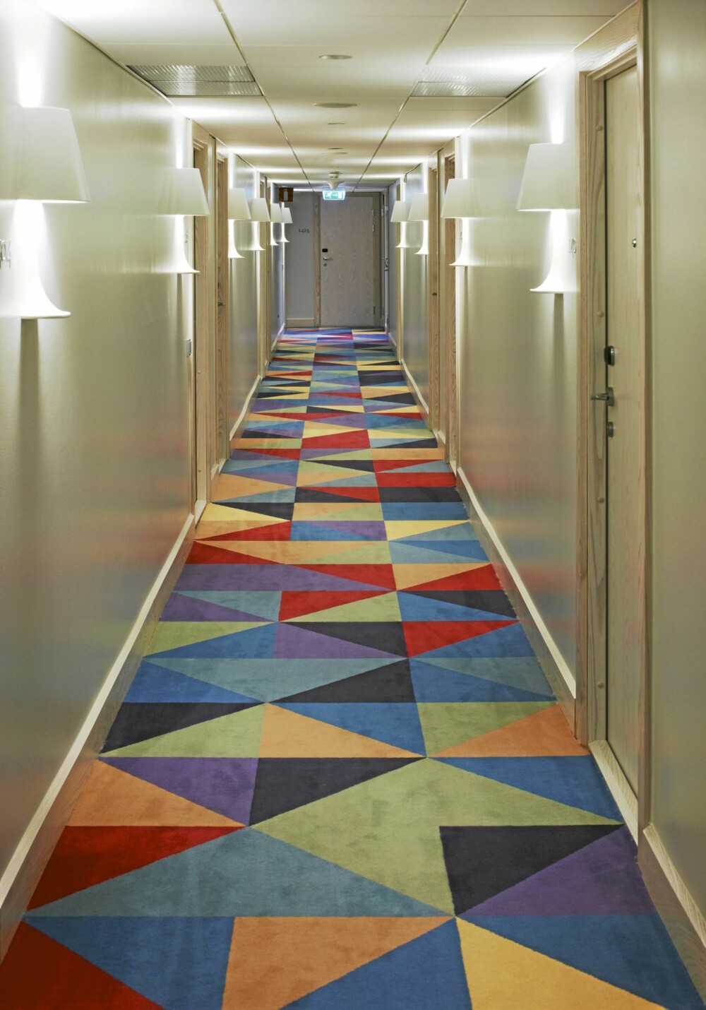 TRIANGELFORMER: I korridoren finner du de triangelformede mønstrene fra fasaden.