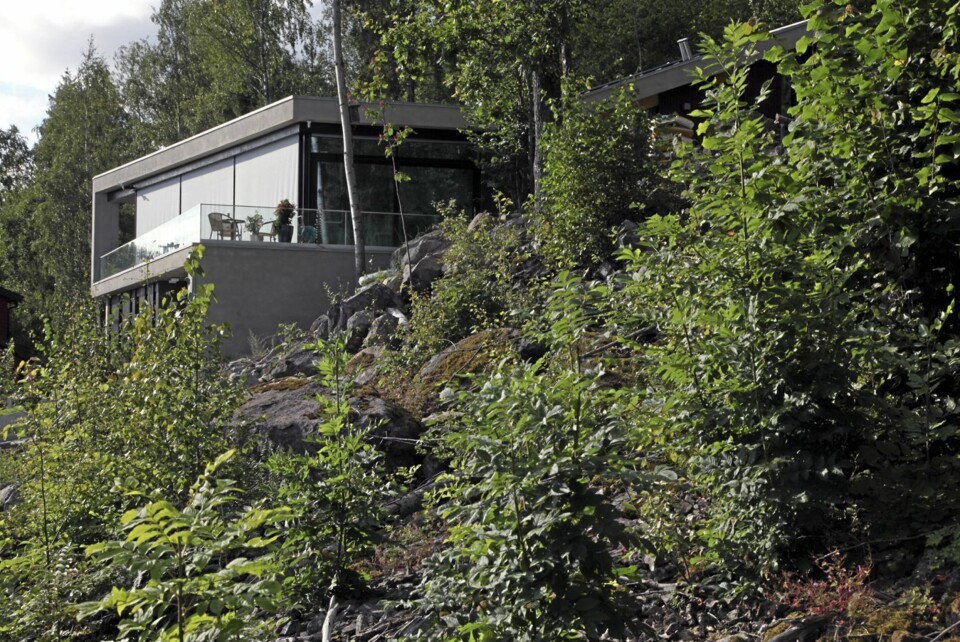 LETT SYNLIGE KVALITETER: Murvillaen titter opp over vegetasjonen og stuen har topp utsikt - uten dominere i området.