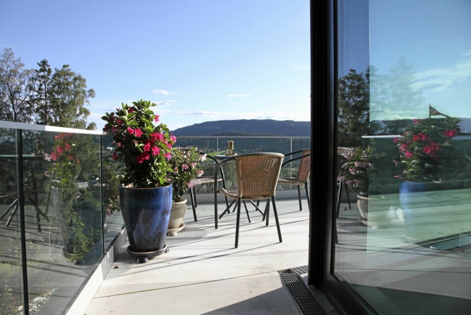 EN HØYDARE: Fra verandaen med glassrekkverk har eierne enorm utsikt.