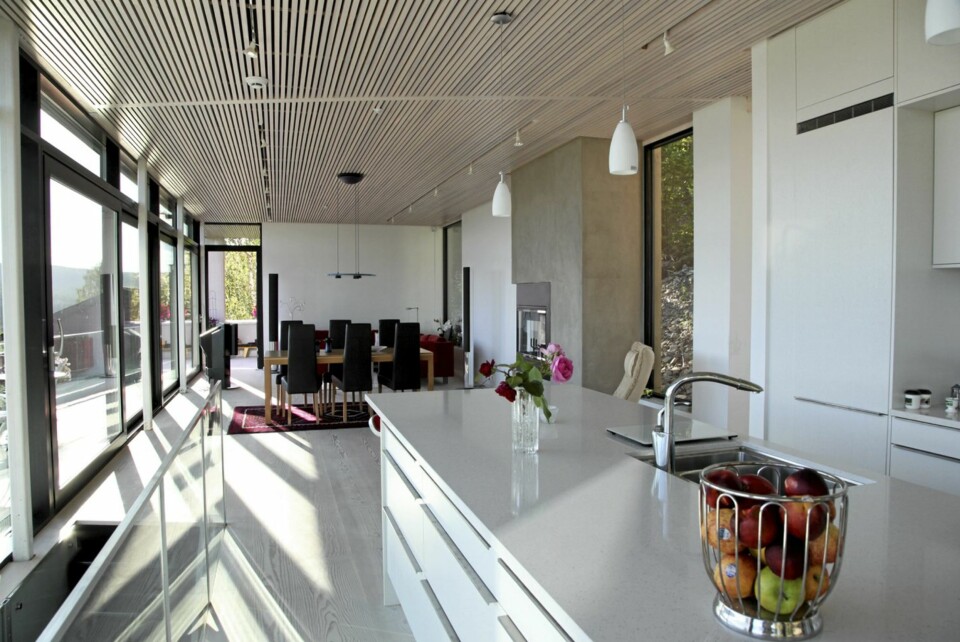 LYST MILJØ: Interiører er gjennomført lett og lyst, og med brede, laserte Dinesen
treplanker på gulvet.