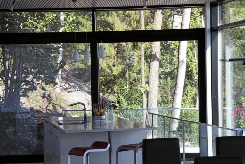 KORT TIL SKOGS: Innefra boligen er det utmerket kontakt med den grønnne skråningen som huset ligger i.