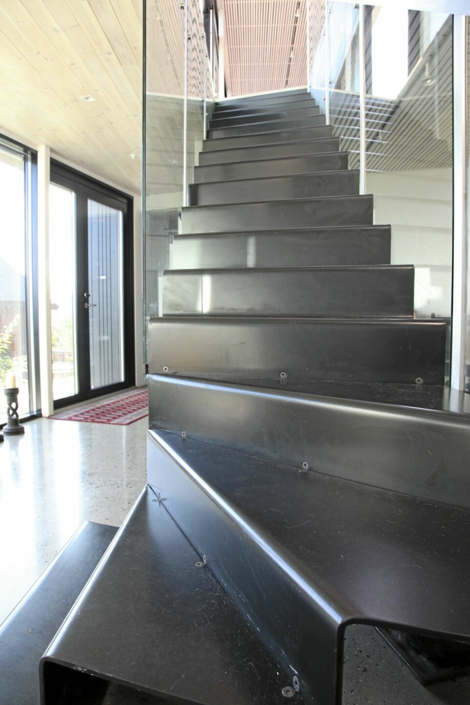 TOPP DESIGN: Trappen til annen etasje er laget av bukkete stålplater,
og er laget og plassert slik at den tar minst mulig plass.