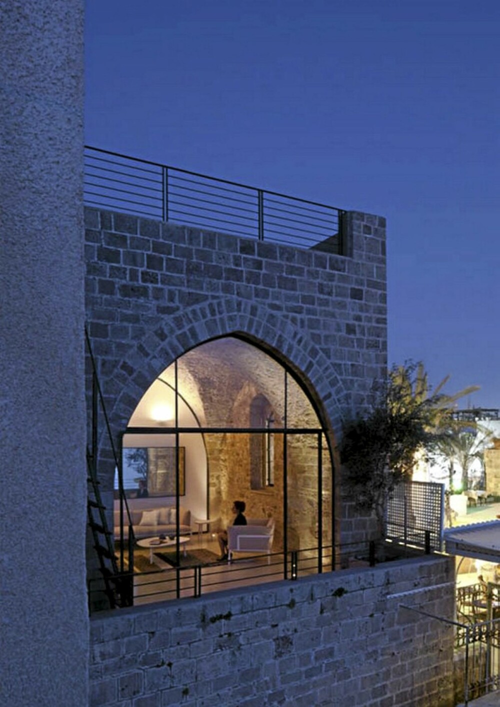 UTSIKT: De buede vinduene rammer inn utsikten mot Middelhavet og havnen i Jaffa.