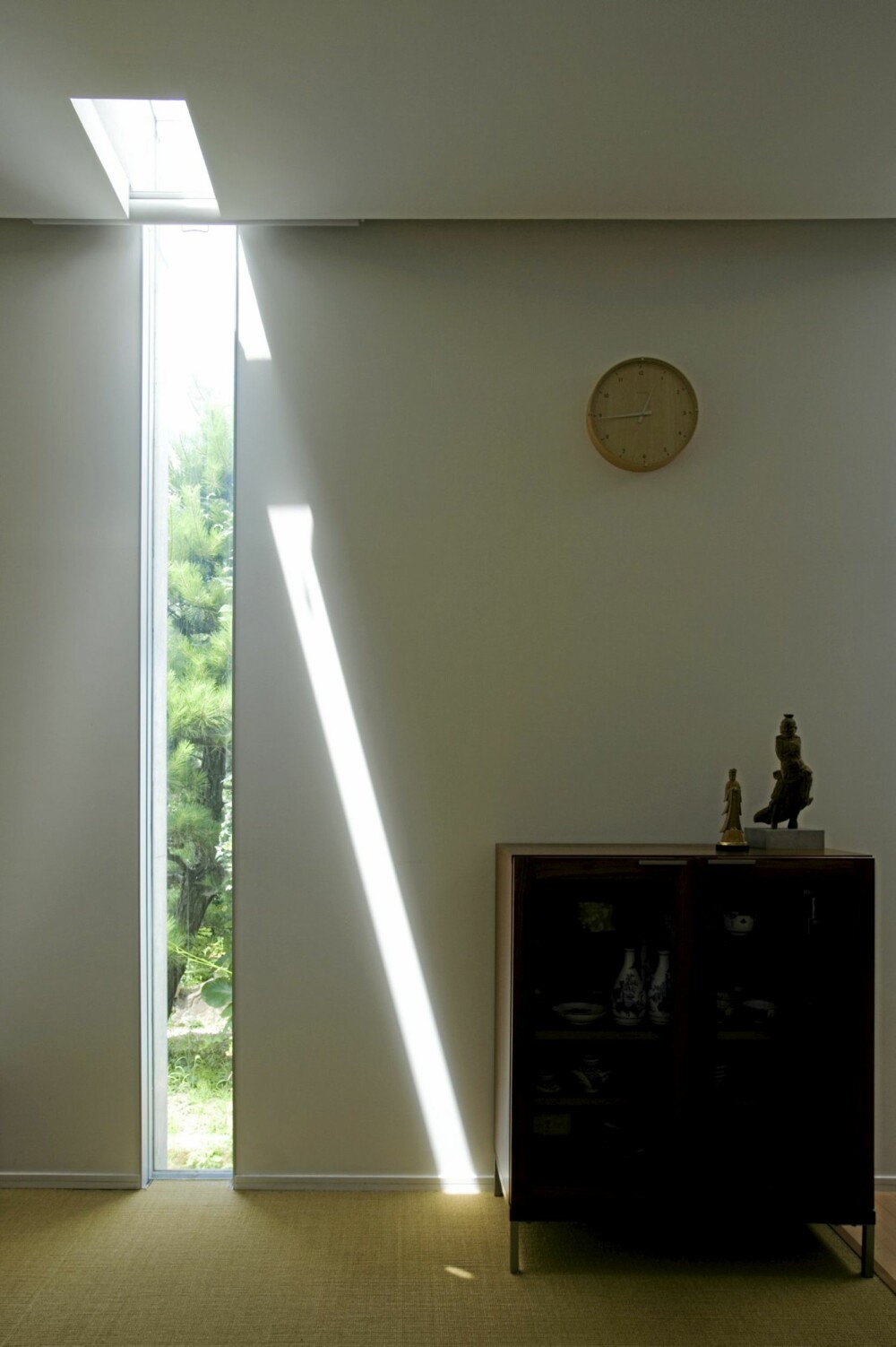 LYSSPILLET: Lyset faller inn på ulike måter etter hvert som solen står opp og beveger seg rundt huset.