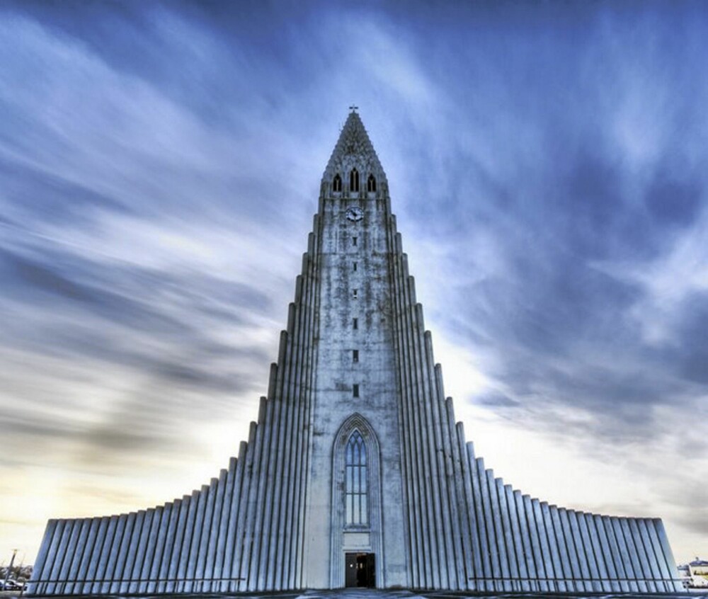 SKULPTURELL: Denne kirken i Reykjavik skal minne om en vulkansk lavastrøm.