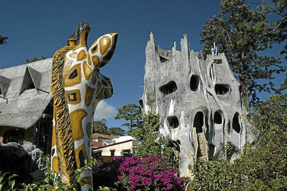 ORGANISK: Den vietnamesiske arkitekten skal ha latt seg inspirere av spanske Antoni Gaudi som har smykket Barcelona med sin arkitektur. Men er dette bygget like vellykket?
