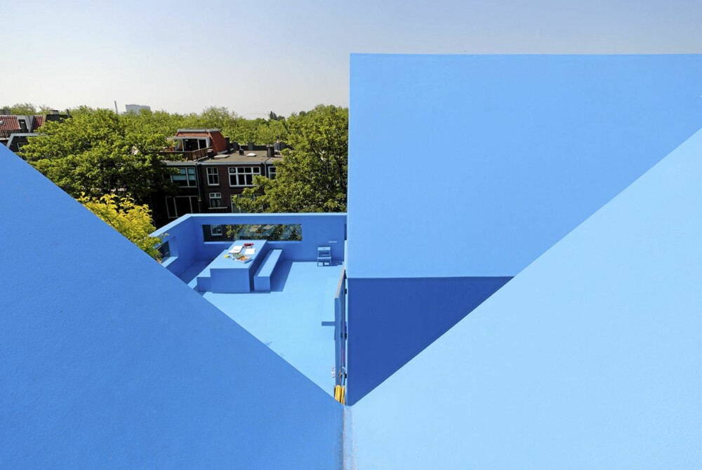 KUNSTNERISK: De lyseblå takformene blir som moderne kunst mot alt det grønne bak.
