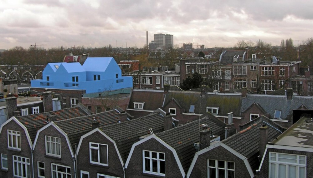 COOL DESIGN FROM HOLLAND: Det himmelblå huset av arkitektkontoret MVRDV gjør det attraktivt å bo på Rotterdams tak.