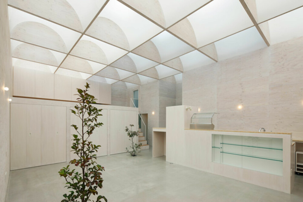 GJENNOMLYST: I taket skaper en konstruksjon av buet pleksiglass med innlagt hvitt lyst husets spesielle interiør.