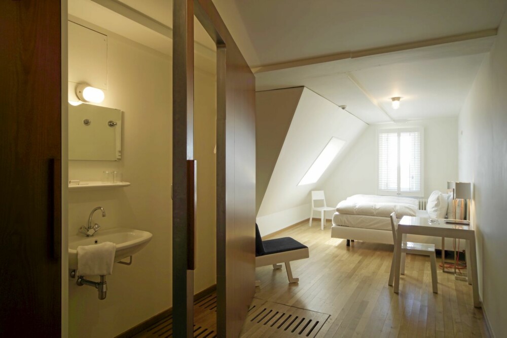 FULL ÅPNING: Legg merke til giga-døren som slår ut og åpner hele baderommet. Design Allerd van der Hoek. FULL ÅPNING: Legg merke til giga-døren som slår ut og åpner hele baderommet. Design Allerd van der Hoek.