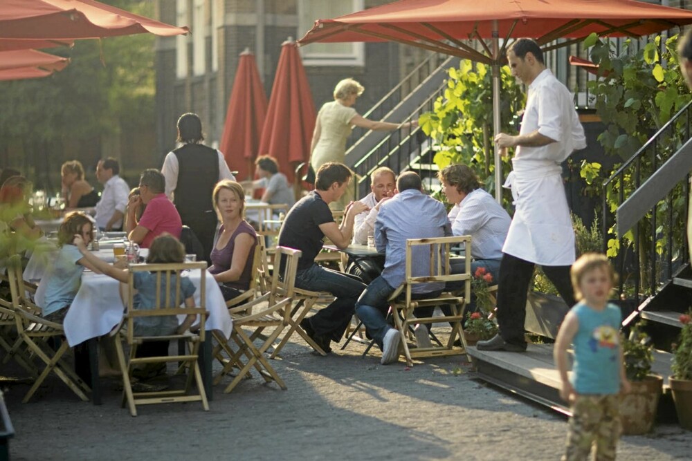 EN MØTEPLASS; UTE: Trivsel foran inngangen til Hotel Lloyd i Amsterdam.