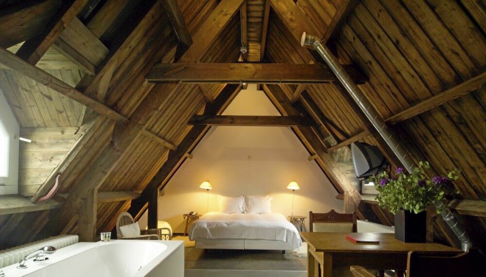 VELKOMMEN TIL TOPPS: Dette femstjernes rommet på loftet kombinerer det grovt rustikke med det lyse, hvite og glatte. Design av Allard van der Hoek.