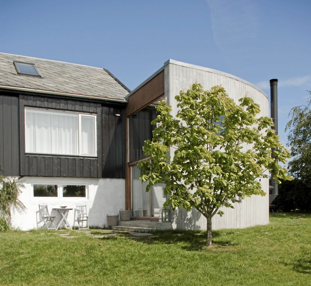 I ENDEN. Tilbygget omslutter huset. Avslutningen er i glass. I ENDEN. Tilbygget omslutter huset. Avslutningen er i glass.