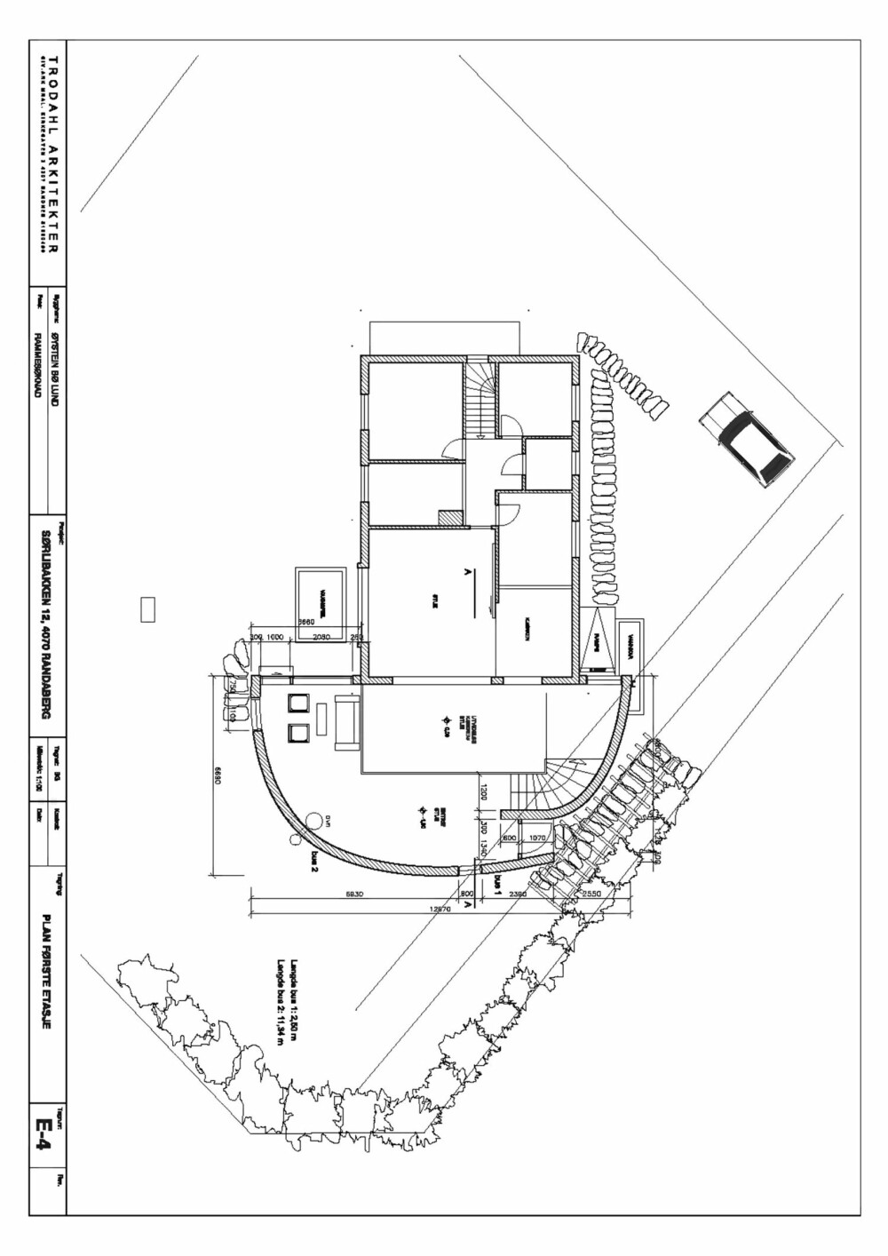 Plantegning av det nye tilbygget, arkitekten har tilpasset tilbygget tomten og  terrenget.