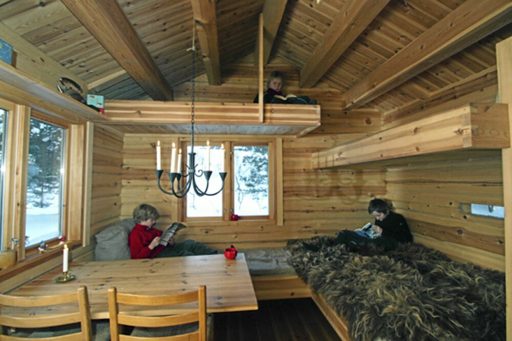 ET EFFEKTIVT ROM: Den eneste rommet i hytta er utnyttet både i høyden og langs veggene.