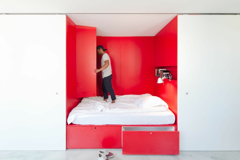 RØDT: Sjekk hvordan dette paret bor på 27 m2. FOTO: Katherine Lu/Nicholas Gurney