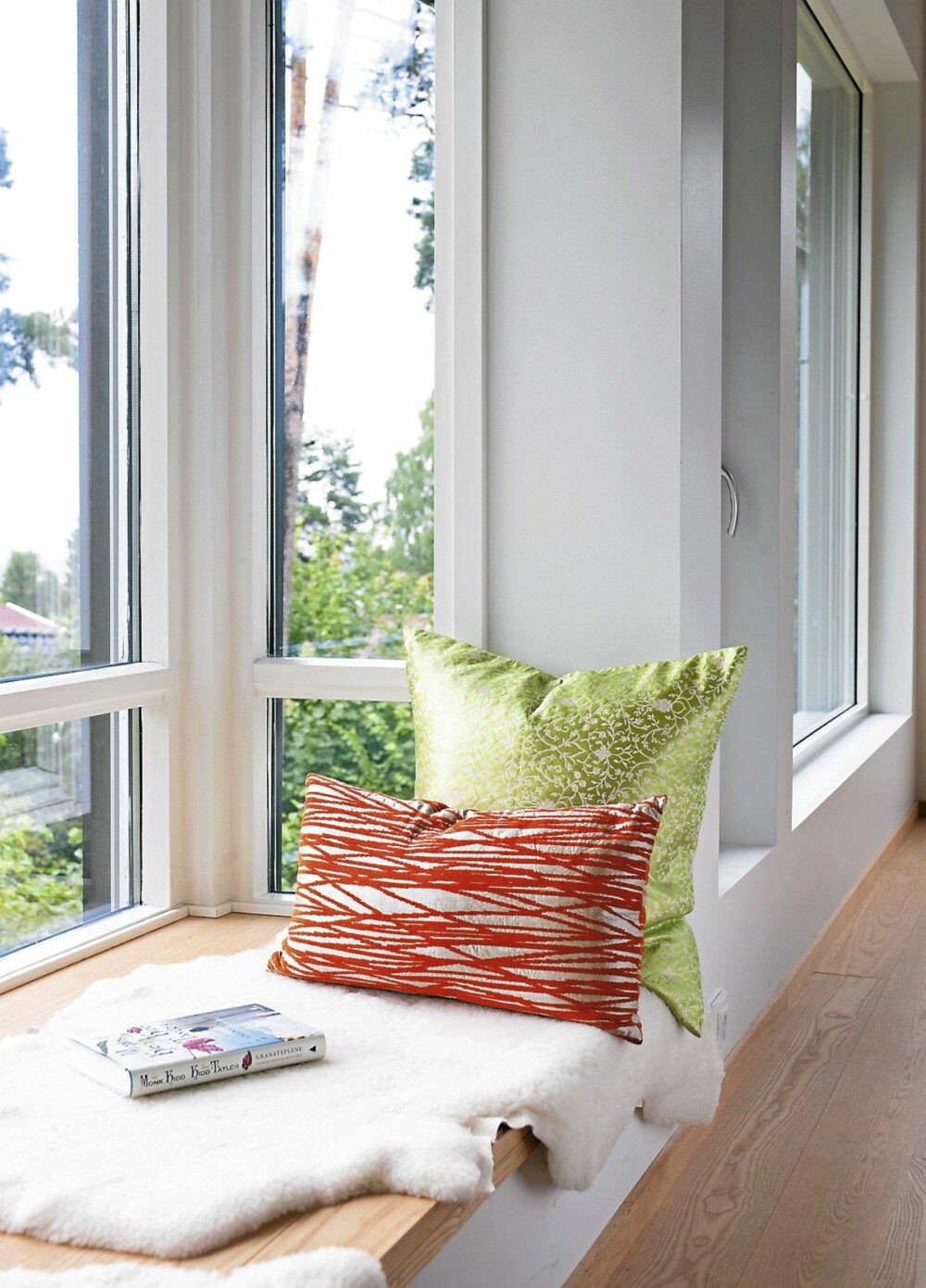 KARM MED SJARM. Arkitekt Kristian Vårvik har tegnet inn brede vinduskarmer som er gode sitte- og leseplasser.