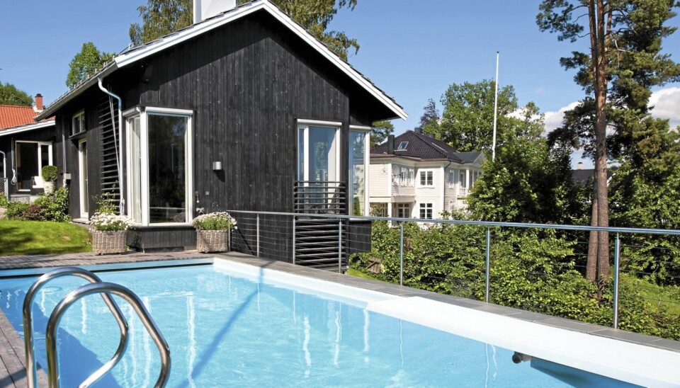 PÅ PLASS. Bassenget ble bygget for å holde tomten på plass.
Utvendig er huset kledd med mørkt låvepanel, og på taket ligger skifersteiner.