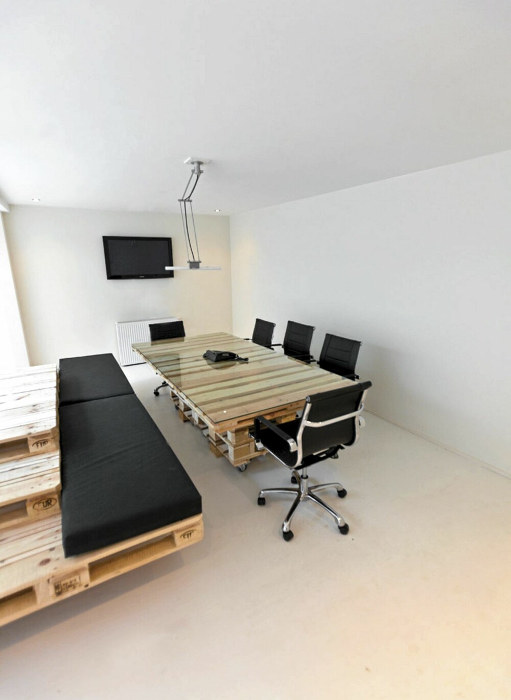MØTEROM: På det felles møterommet er både det store skrivebordet og sittebenken laget av europaller.