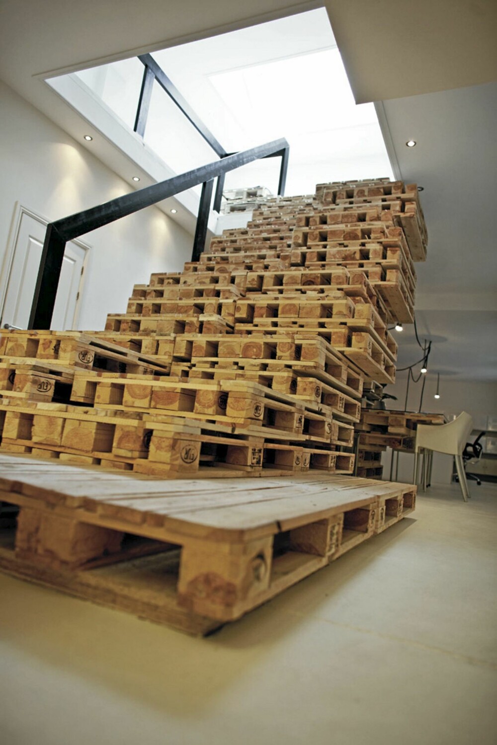 KOM OPP: Den store trappen som fører opp til kontorlandskapet fra inngangen er også skapt av en haug med paller.
