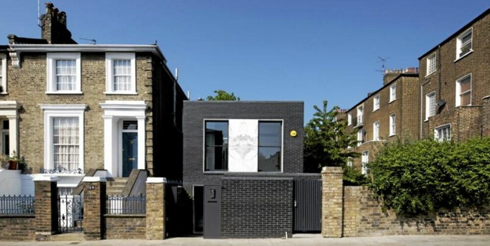 LITEN TOMT: Det originale The Shadow House ble bygget på en liten falleferdig garasjetomt. Arkitektene syklet rundt i London sentrum, utforsket bakgater, kikket over gjerder, hele tiden på jakt etter et glemt sted.