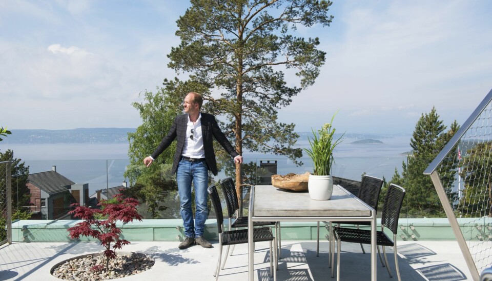 USYNLIG REKKVERK: – De to terrassene er gull verdt, sier Hans Christian. Fra høyden har han vid utsikt over Oslofjorden. Rekkverket i front er så å si usynlig.