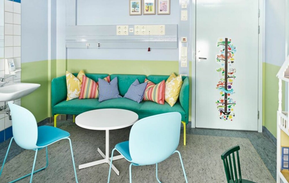 SKAPER TRYGGHET: Sykehus er som regel ikke et hyggelig sted å være for barn. Det er utrolig hva litt farger kan gjøre. FOTO:  Sveinung Bråthen/Fargerike.no
