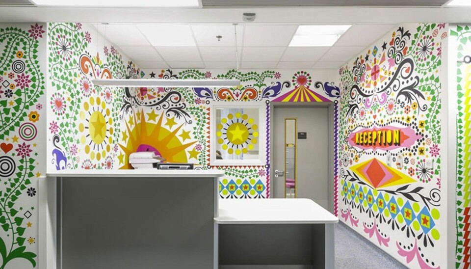 SIRKUS: Kunstner Morag Myerscough forklarer at hun lot seg inspirere av alt fra sirkus til Art Deco når det kom til å finne mønster og farger til veggene på traume- og gastroavdelingen ved barnesykehuset i London. FOTO: Gareth Gardner