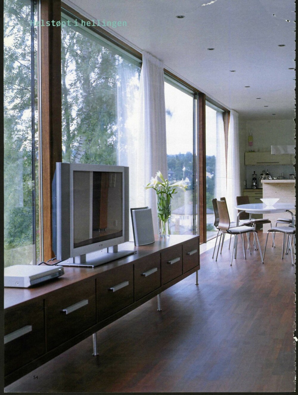 GLASSHUSET: Det er vinduer fra gulv til tak, og hele denne solvendte fasaden kan lukkes på et blunk med utvendige persinner.