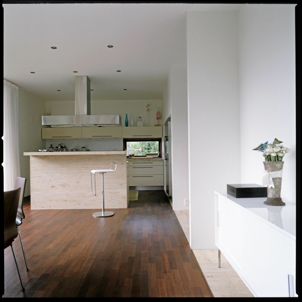 HARMONISK KOMBINASJON: Kjøkkenbenken i kalkstein er designet både som arbeidsbenk i kjøkkenet og som et sted for små, raske måltider.