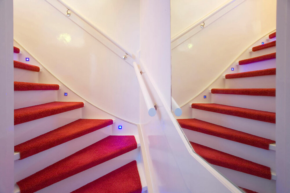 ILLUSJON: Et stort speil i trappeoppgangen gjør at rommet føles mye større.