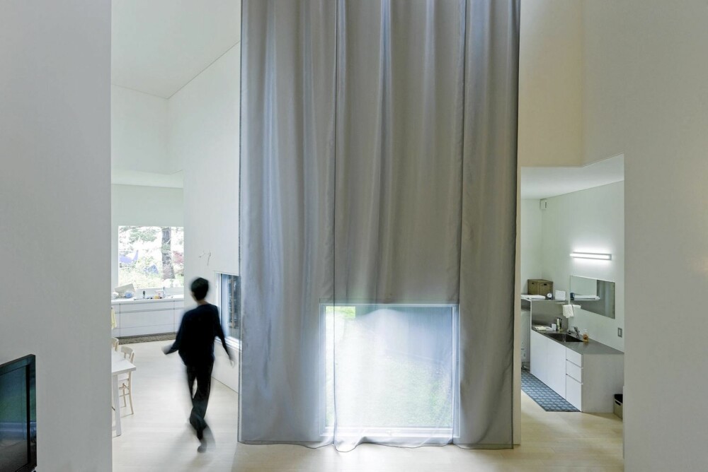 LYST: Med hvite tak og vegger og mange vinduer, skapes et lyst interiør