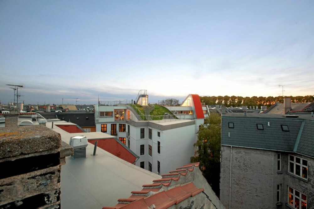 SÆREGET: Den unike terrassen skiller seg ut fra resten av bebyggelsen, men passer likevel til omgivelsene