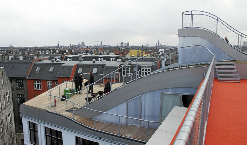 SOSIALT: Terrassen har flere muligheter for sosiale samlinger med både utekjøkken og grill.