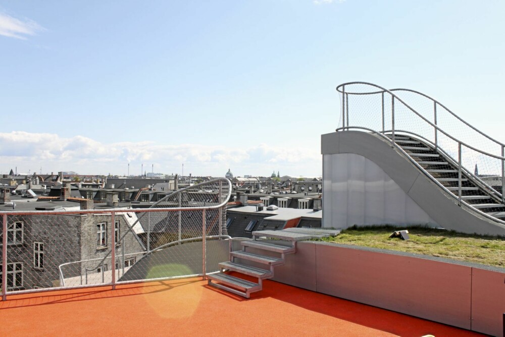 UTSIKT: Det er en formidabel utsikt over byen fra terrassen.