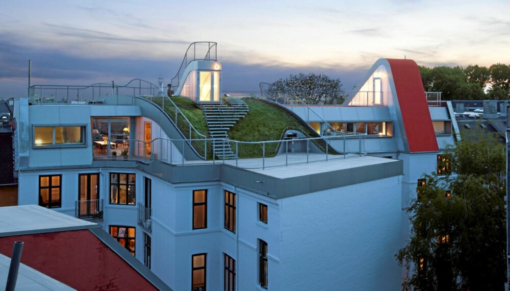 GRØNT TAK: Den unike takterrassen har både hage, lekeplass og platting