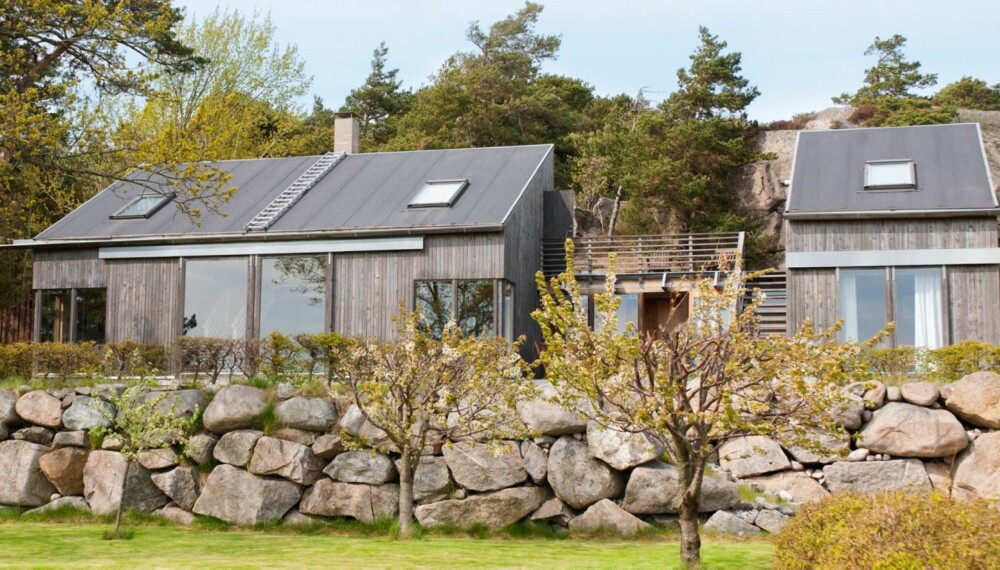 Den sølvgrå hytta til arkitekt Tim Resen ligger ved Strømstad, to mil fra grensen til Norge. Bruttoareal: 140 kvm. Tomt: 1,4 mål. Fire soverom, kjøkken, entre, stue, bad, do og bod.