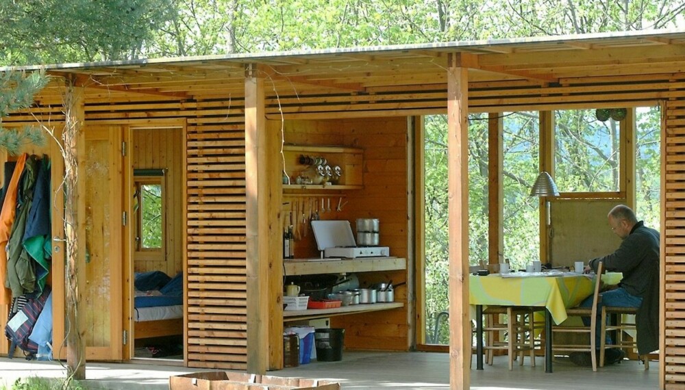 EN SPISEPLASS I DET GRØNNE: Slik skal et utekjøkken på hytta være. Enkelt, elegant og i full kontakt med naturen til begge sider. Hytta i indre Oslofjord er tegnet av arkitektene Trine Faye Lund og Jostein Bjørndal. EN SPISEPLASS I DET GRØNNE: Slik skal et utekjøkken på hytta være. Enkelt, elegant og i full kontakt med naturen til begge sider. Hytta i indre Oslofjord er tegnet av arkitektene Trine Faye Lund og Jostein Bjørndal.