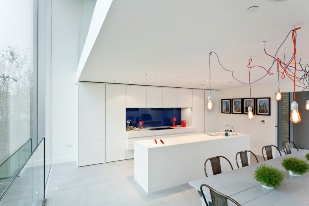 KJØKKEN: Det hvite kjøkkenet gjør at rommet virker større og lysere.