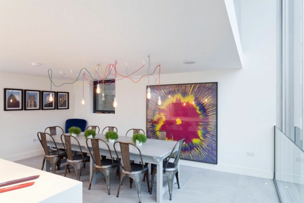 SPISEPLASS: Parets moderne stil fyller den nybyggede delen av boligen.