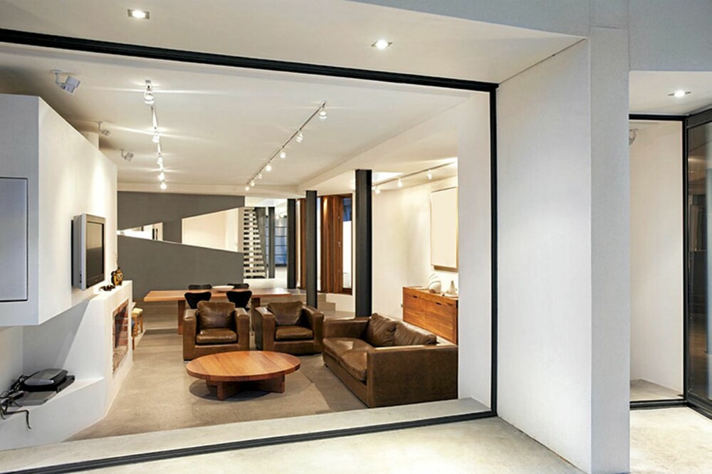 HVITT OG ENKELT: Interiøret er hovedsakelig hvitt med unntak av enkelte møbler og gjenstander i brunt og tre.