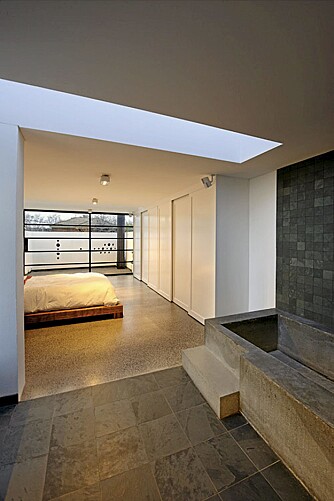 SOVEROM: Betonggulv og grove fliser gir både badet og det minimalistiske soverommet et inustrielt preg
