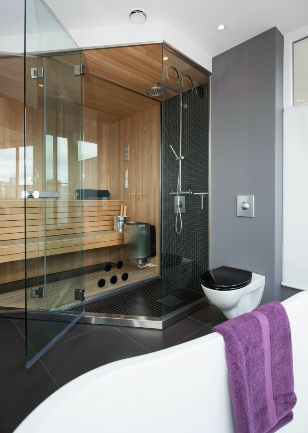 BADSTUE: Badet inneholder også en badstue som er bygget på stedet av Miljø-Bygg. BADSTUE: Badet inneholder også en badstue som er bygget på stedet av Miljø-Bygg.