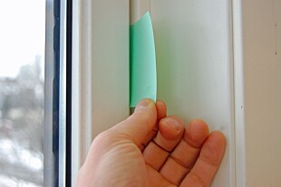 TREKKSJEKK: For å sjekke om det er tett mellom vindu og vinduskarm, skal du åpne vinduet, sette en papirlapp i sprekken mellom vinduet og karmen og så lukke vinduet. Kan du trekke lappen lett ut, er det utett mellom vindu og karm.