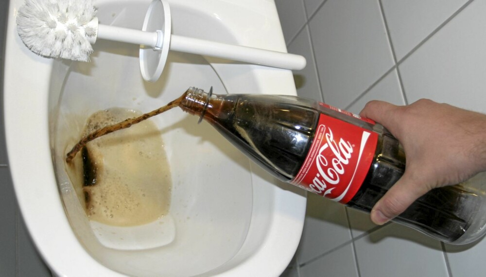 COLA OG DOBØRTSE: Hell 1,5 liter Coca Cola i toalettet. La det stå en stund. Vask så rundt med dobørsten, lyder et av lesernes råd mot striper i doskåla. COLA OG DOBØRTSE: Hell 1,5 liter Coca Cola i toalettet. La det stå en stund. Vask så rundt med dobørsten, lyder et av lesernes råd mot striper i doskåla.