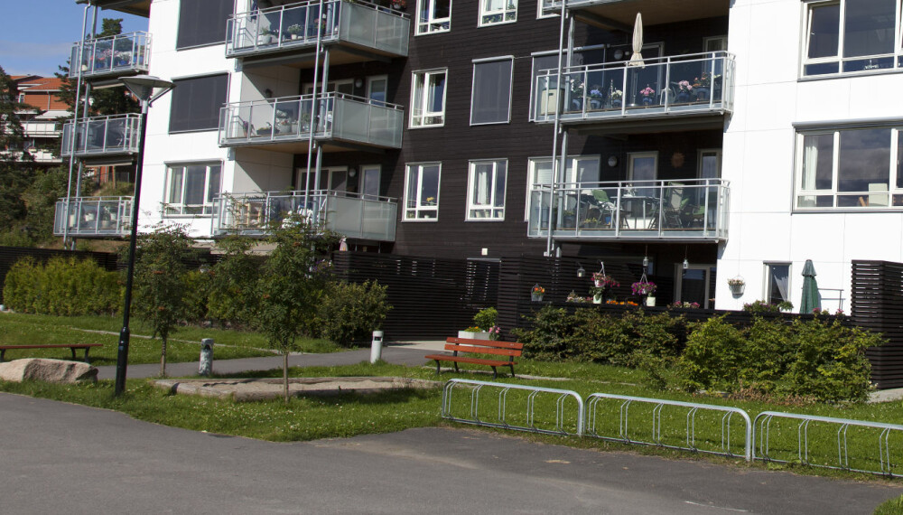 FØRSTE ETASJE: Du kan få større plass og en liten hageflekk, men det følger også med en del ulemper. FØRSTE ETASJE: Du kan få større plass og en liten hageflekk, men det følger også med en del ulemper.