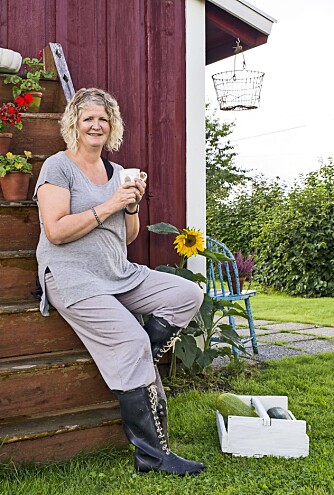 UTESTUE: Birgit har skapt seg en koselig liten perle i hagen, som både er vakker å se på og beroligende å sette seg ned i.