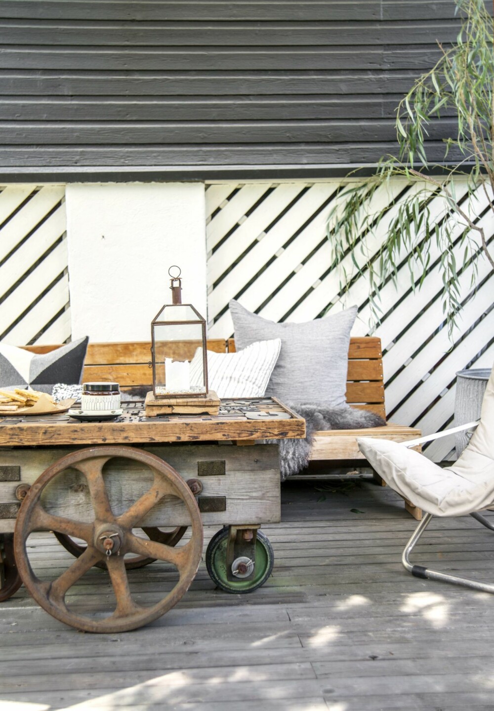 KREATIVT: Det flotte bordet er en eldre togvogn med en håndlaget plate laget av gamle trykkbokstaver. Tekstiler, puter og skinn fra Bolina. Styling: Kirsten Visdal. KREATIVT: Det flotte bordet er en eldre togvogn med en håndlaget plate laget av gamle trykkbokstaver. Tekstiler, puter og skinn fra Bolina. Styling: Kirsten Visdal.